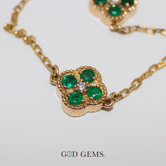 Collar Van Cleef de esmeraldas y diamantes naturales.